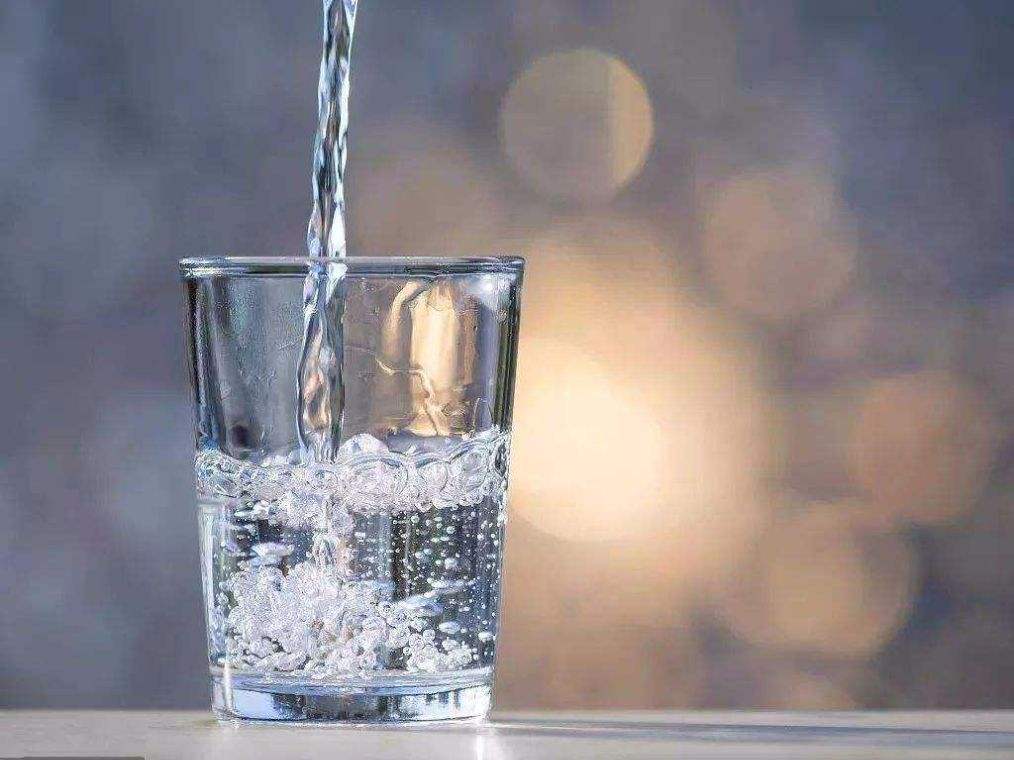 健身中補(bǔ)水你真的喝對了嗎？喝水還是運動飲料？